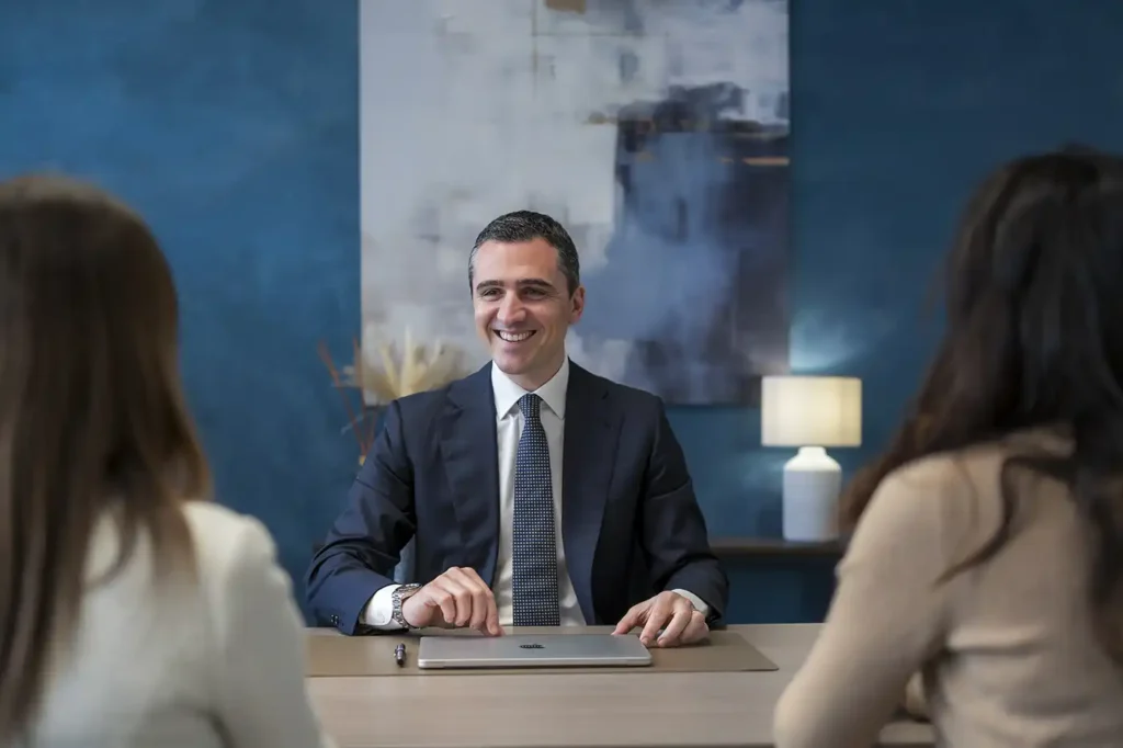 Massimiliano Scorza durante una consulenza su rapporti di lavoro, payroll e gestione delle risorse umane