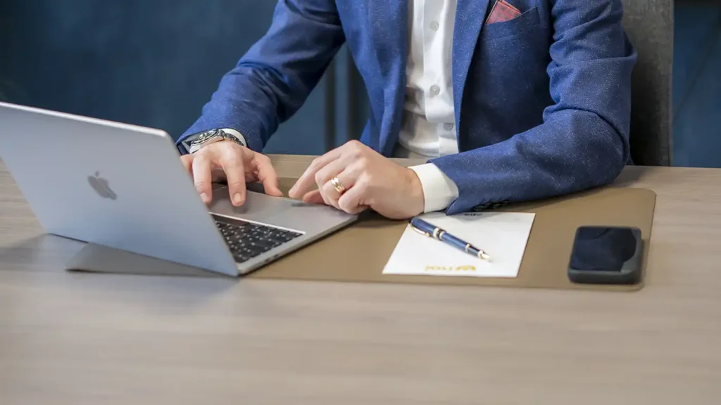 Consulente del lavoro al computer durante l'analisi di pratiche e processi di gestione del personale