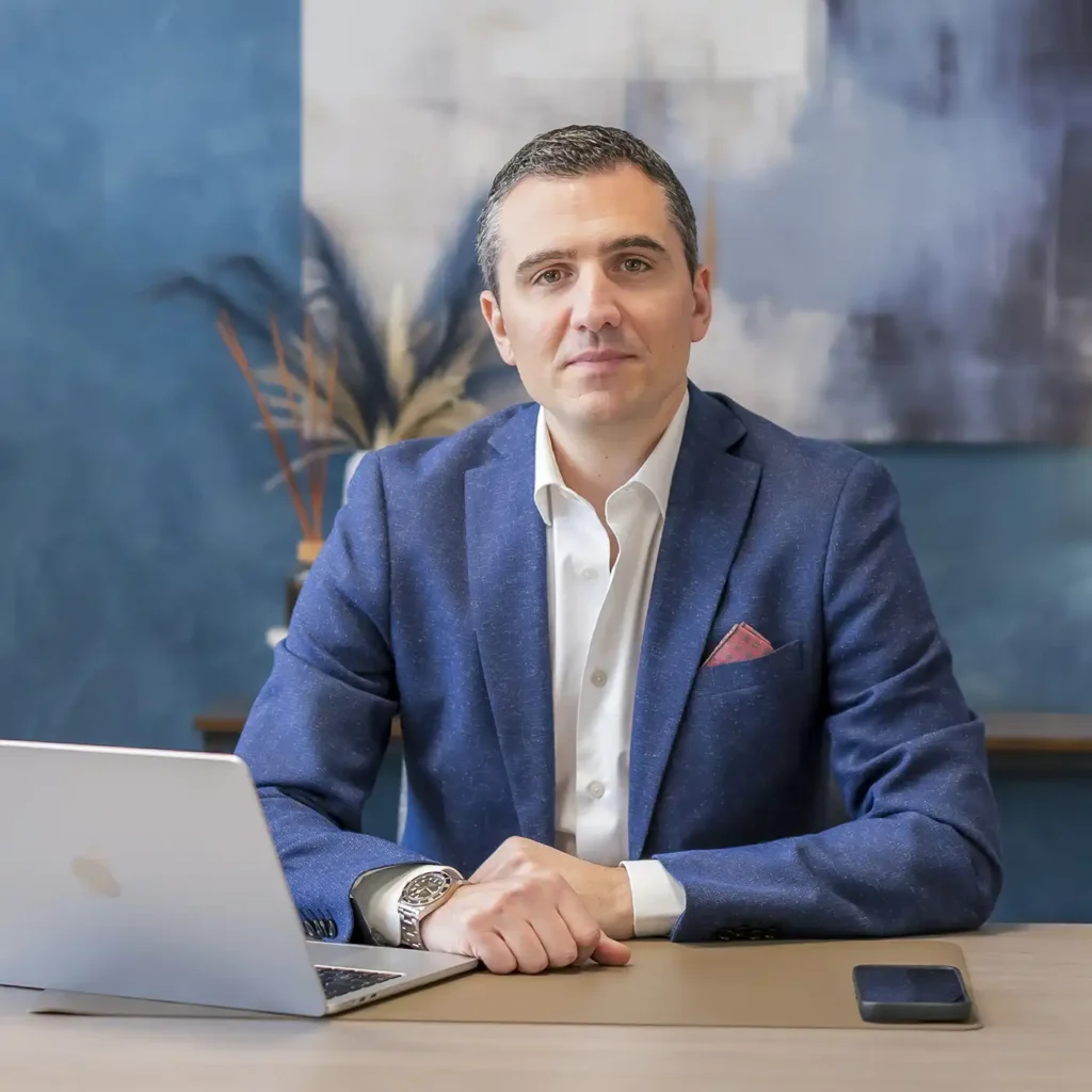 Ritratto professionale di Massimiliano Scorza, consulente del lavoro per aziende e imprenditori