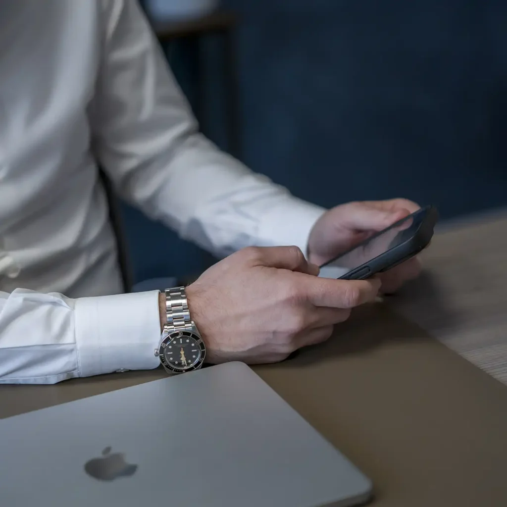 Consulente del lavoro consulta dati e comunicazioni per attività di payroll e analisi del costo del lavoro
